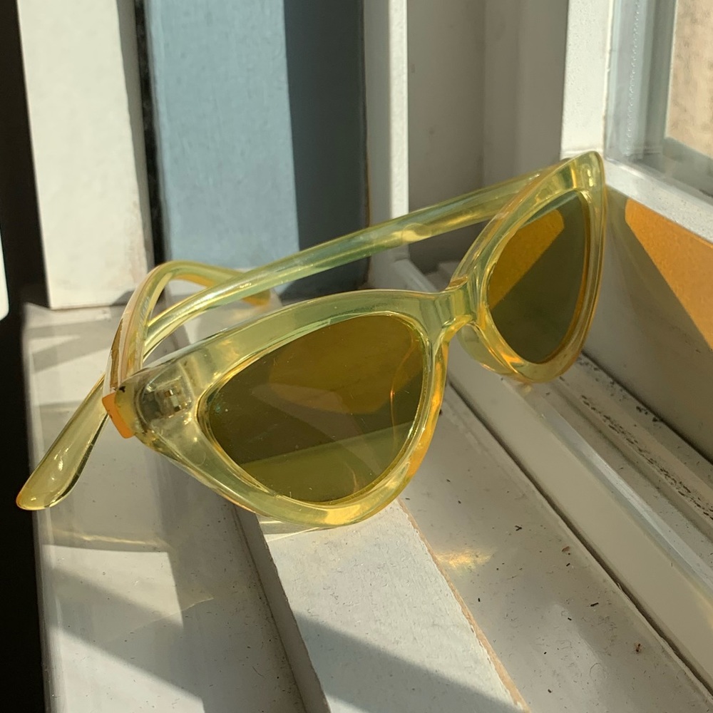 urban outfitter yellow cat eye sunnies